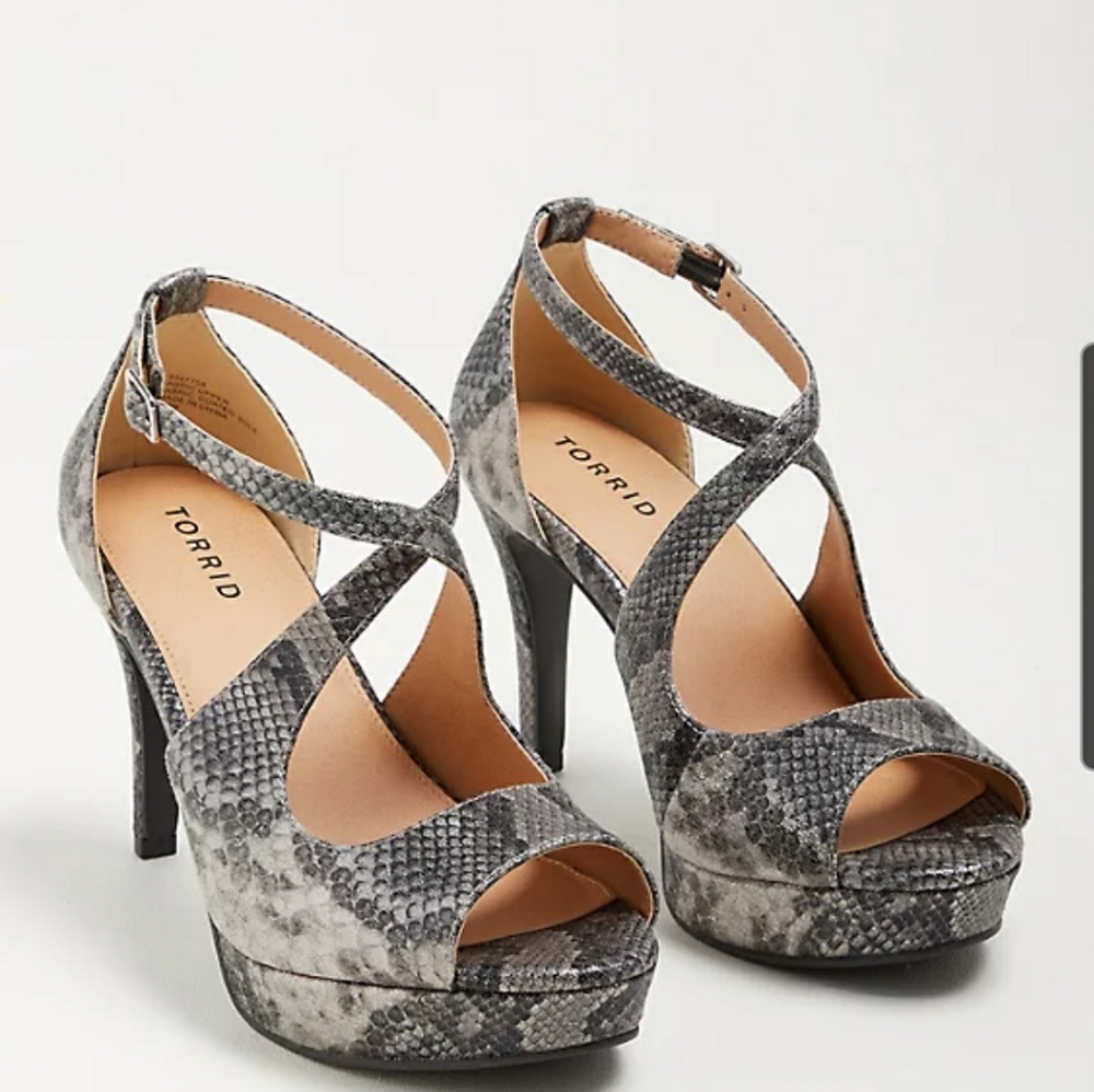 Shimmery, Snakeskin size 13WIDE